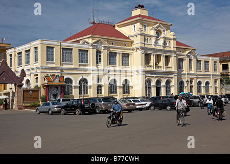 Postamt Phnom Penh Kambodscha, historisches Gebäude, das die französische Kolonialzeit mit seiner prächtigen und großen Fassade symbolisiert. S. E. Asien Stockfoto