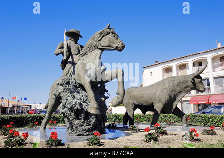 Statue von Guardian auf Camargue-Pferd neben Camargue Bull, Les Saintes-Maries-de-la-Mer, Camargue, Bouches-du-Rhône, Provence-A Stockfoto