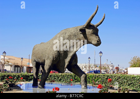 Statue der Camargue Bull, Les Saintes-Maries-de-la-Mer, Camargue, Bouches-du-Rhône, Provence-Alpes-Cote d ' Azur, Südfrankreich, Stockfoto