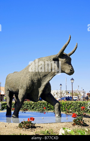 Statue der Camargue Bull, Les Saintes-Maries-de-la-Mer, Camargue, Bouches-du-Rhône, Provence-Alpes-Cote d ' Azur, Südfrankreich, Stockfoto