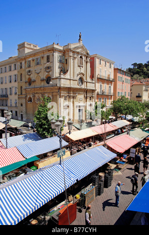 Blumen- und Gemüsemarkt Markt vor Kapelle La Chapelle De La Misericorde, Cours Saleya, Nizza, Alpes-Maritimes, Provence-Alp Stockfoto