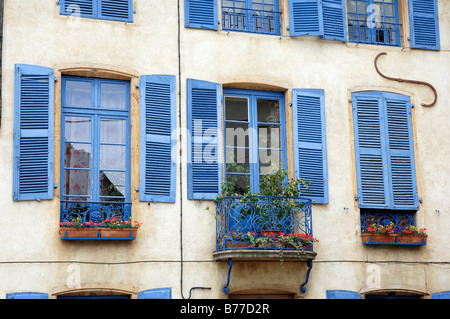 Fenster mit blauen Fensterläden und Balkon mit Blumen, Chatillon Sur Chalaronne, Ain, Rhone-Alpes, Frankreich Stockfoto