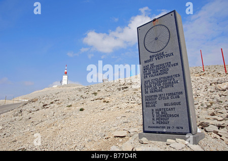 Zeichen und Turm der Wetterstation am Gipfel des Mont Ventoux, Vaucluse, Provence-Alpes-Cote d ' Azur, Südfrankreich, Europa Stockfoto