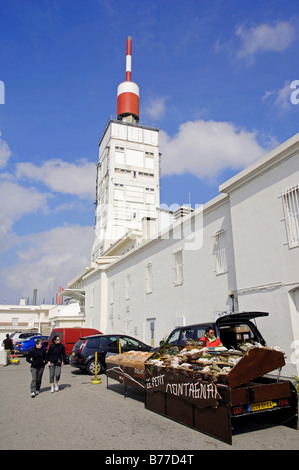 Turm der Wetterstation und Marktstand am Gipfel des Mont Ventoux, Vaucluse, Provence-Alpes-Cote d ' Azur, südlichen Franken Stockfoto