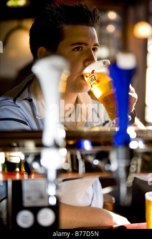 Pint Kronenbourg 1664 Bier getrunken von jungen Mann. Stockfoto