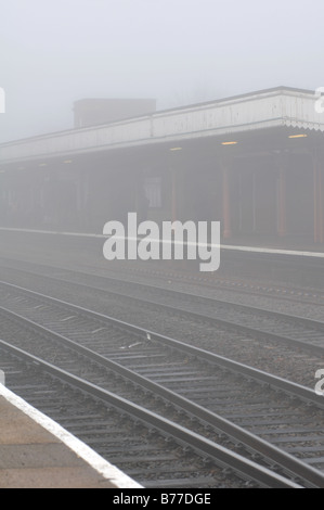 Bahnhof in Winternebel, UK Stockfoto