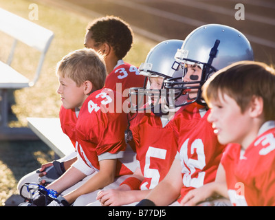 Fußball-Spieler sitzen auf Bank Stockfoto