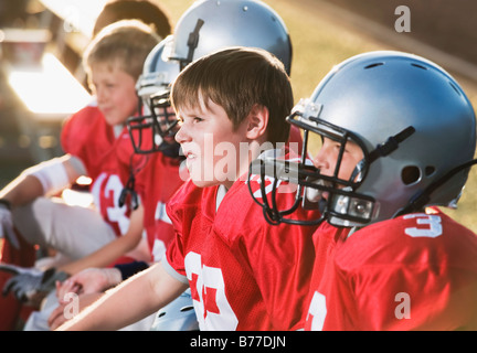 Fußball-Spieler sitzen auf Bank Stockfoto