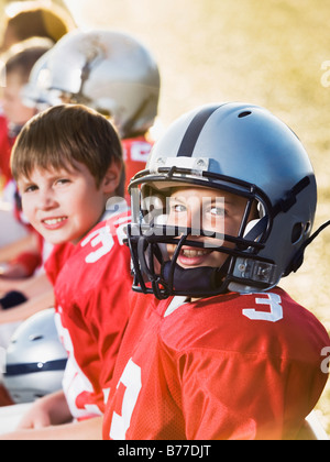 Fußball-Spieler sitzen auf Bank Stockfoto