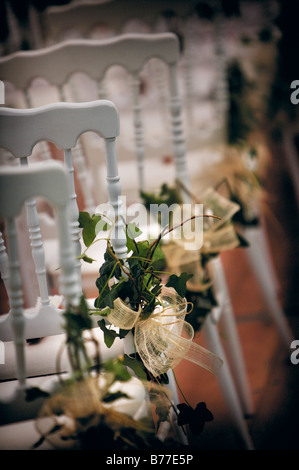 Hochzeit-Stühle bei Zeremonie mit Dekorationen Stockfoto