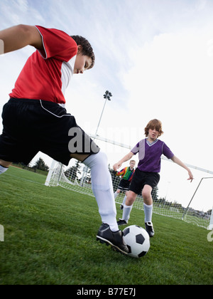 Jungs spielen Fußball-Wettbewerb Stockfoto