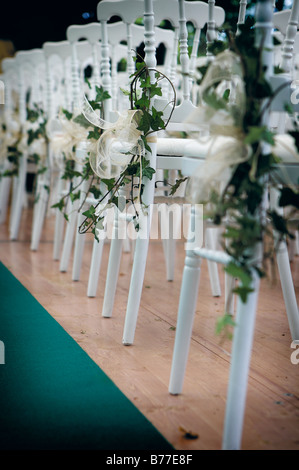 Hochzeit-Stühle bei Zeremonie mit Dekorationen Stockfoto