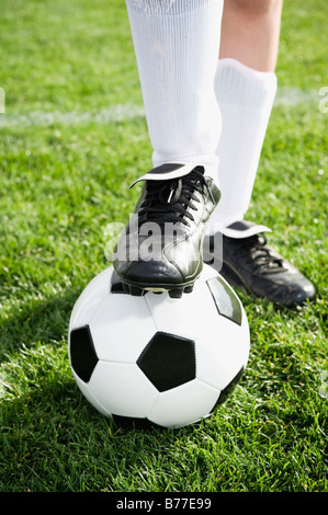 Nahaufnahme des jungen Fuß auf Fußball Stockfoto