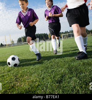 Jungs spielen Fußball-Wettbewerb Stockfoto