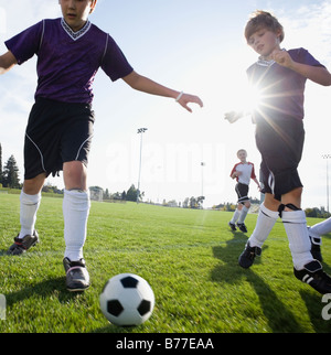 Jungs spielen Fußball-Wettbewerb Stockfoto