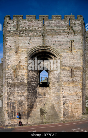 Caernarfon Castle Edward 1. größte Burg in Wales The Queen s Gate polygonalen Türme gebänderten Mauerwerk Gwynedd Wales UK Stockfoto