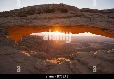 Sonne hinter Mesa Arch, Canyonlands National Park, Utah. Stockfoto