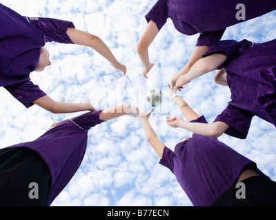 Jungen drängen werfen Fußball Ball Luft Stockfoto