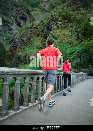 Paar laufen über Brücke Stockfoto