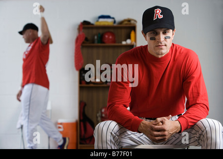 Baseball-Spieler suchen nachdenklich Umkleideraum Stockfoto