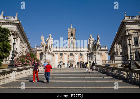 Treppe, die auf dem Platz Piazza del Campidoglio, Reiterstatue des Kaisers Marc Aurel und die beiden Dioskuren Casor und Stockfoto