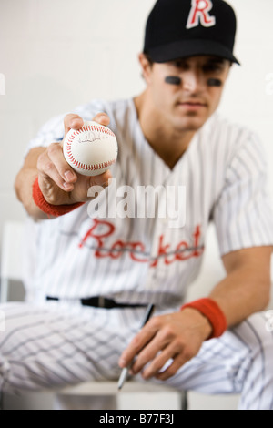 Porträt von Baseballspieler mit signierten baseball Stockfoto