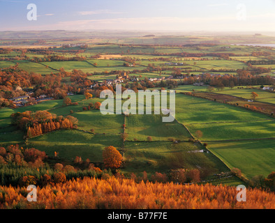 Herbstliche Landschaft schaut auf Sweetheart Abbey Amoungest eine Patch-Arbeit der Felder in der Nith Mündung National Scenic Area UK Stockfoto