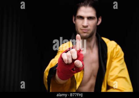 Porträt von Boxer Finger verlängert Stockfoto