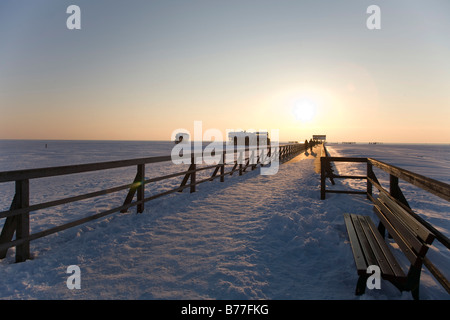 Winterlich verschneiten Seebrücke in St. Peter-Ording an der Nordsee, Halbinsel Eiderstedt, Nordfriesland, Schleswig-Holstein, Stockfoto