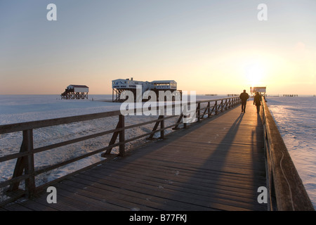 Winterlich verschneiten Seebrücke in St. Peter-Ording an der Nordsee, Halbinsel Eiderstedt, Nordfriesland, Schleswig-Holstein, Stockfoto