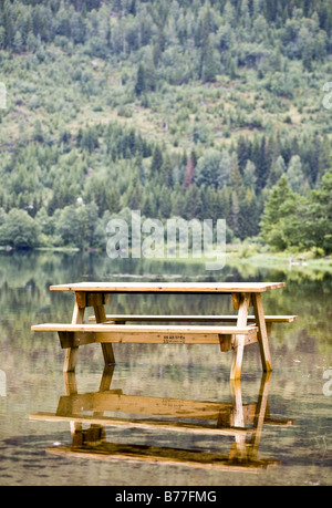 Picknick-Tisch, überflutet von einem See in Norwegen Stockfoto