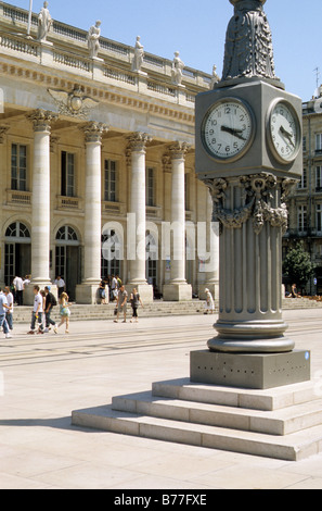 Bordeaux, Frankreich, Kolonnade auf Prinzip Höhendifferenz zwischen dem Grand Theatre und öffentliche Uhr in Place De La Comedie. Stockfoto