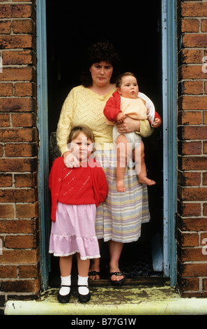 Die Tochter und zwei Enkelinnen des Bergmanns stand in der Tür ihres Hauses. Die älteste leidet an Leukämie. Stockfoto