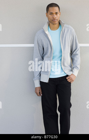 Porträt des jungen Mannes Wand gelehnt Stockfoto