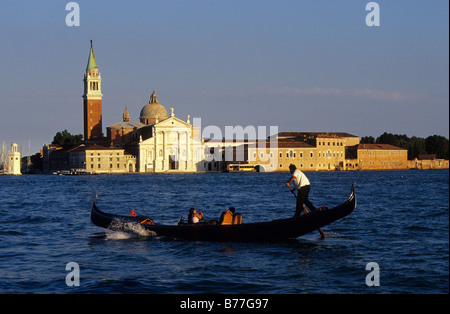 Kirche von San Giorgio Maggiore und ein Gondoliere, Venedig, Italien, Europa Stockfoto