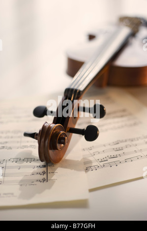 Violine Noten Handauflegen Stockfoto