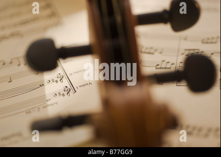 Nahaufnahme eines Geigenbogens zu den Noten Stockfoto