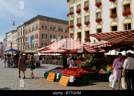 Max-Josefs-Platz Square, Rosenheim, Oberbayern, Deutschland, Europa Stockfoto