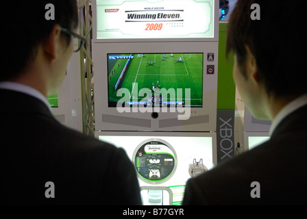 Game-Show Besucher spielen Konami s Winning Eleven 2009 Software für die Xbox360 auf der Tokyo Game Show 2008, Tokio, Japan. Stockfoto