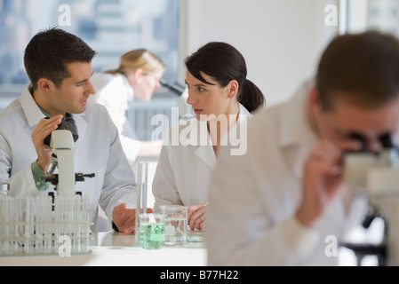 Wissenschaftlerinnen und pharmazeutischen Labor Stockfoto