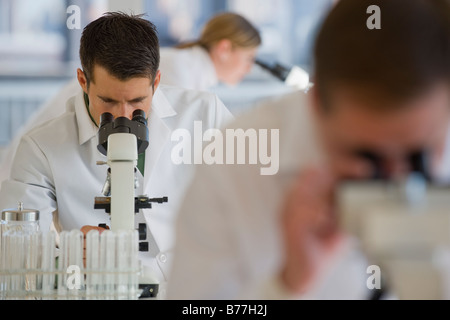 Wissenschaftler mit Mikroskopen pharmazeutischen Labor Stockfoto