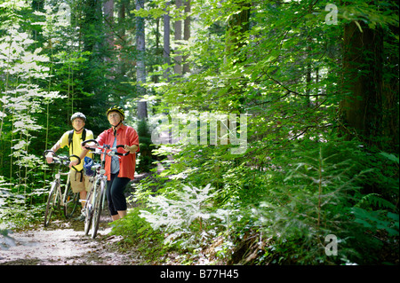 Radfahrer im Wildpark, Paterzeller Eibenwald, Eibe Baum Wald in der Nähe von Wessobrunn, Upper Bavaria, Bayern, Deutschland, Europa Stockfoto