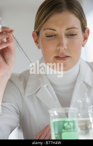 Nahaufnahme des Wissenschaftlers Becher Flüssigkeit entziehen Stockfoto