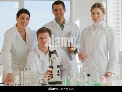 Wissenschaftler posiert pharmazeutisches Labor Stockfoto