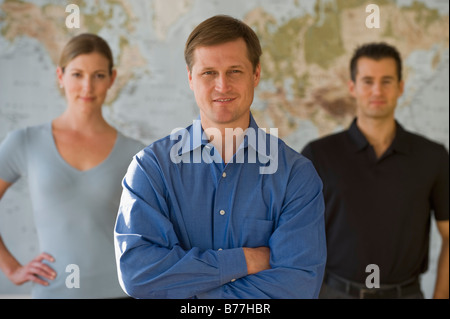 Portrait of Business Menschen stehen vor der Karte Stockfoto