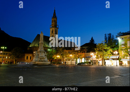 Denkmal für Walter von der Vogelweide vor der Kathedrale der Annahme, Walterplatz, Walter Platz, Bozen, Bozen, Stockfoto