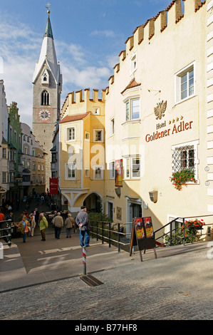 Historische Zentrum der Stadt mit dem Turm der Pfarrkirche St. Michael, Brixen, Brixen, Alto Adige, Italien, Europa Stockfoto