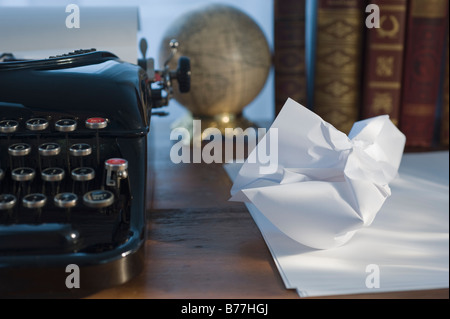 Zerknittertes Papier neben antiken Schreibmaschinen Stockfoto