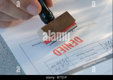 Mann auf Hypothekenantrag Stempeln "verweigert" Stockfoto