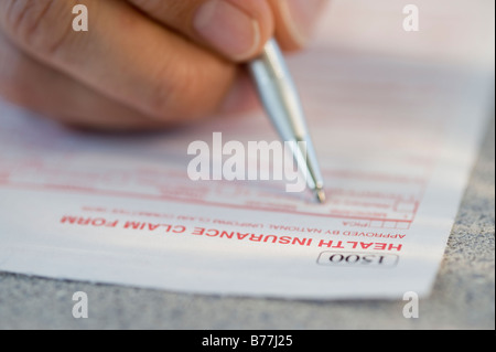 Mann, Krankenversicherung Antragsformular ausfüllen Stockfoto